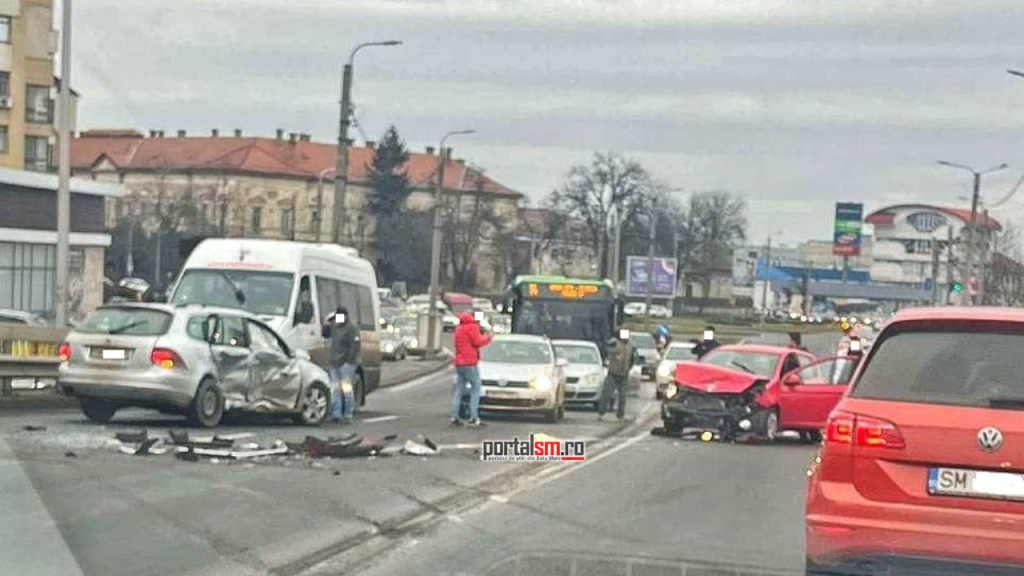 Ce s-a întâmplat pe podul Decebal? Accident cu mașini avariate și trafic blocat!