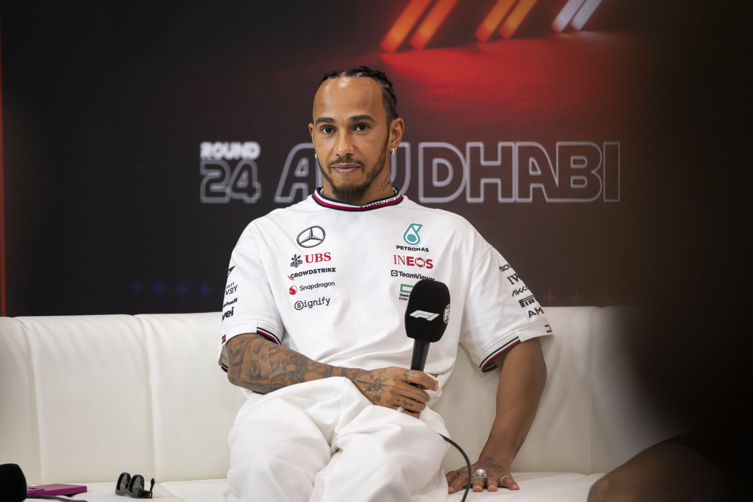 Lewis Hamilton a fost surprins alături de o cunoscută actriță americană, care este cu 12 ani mai în vârstă decât el! Se pare că între cei doi ar exista o relație.