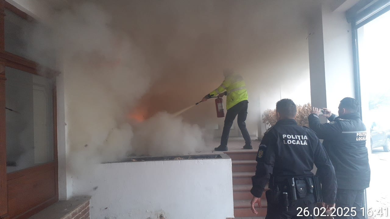 Cum au stins polițiștii locali incendiul de la fostul Pergola în Arad?