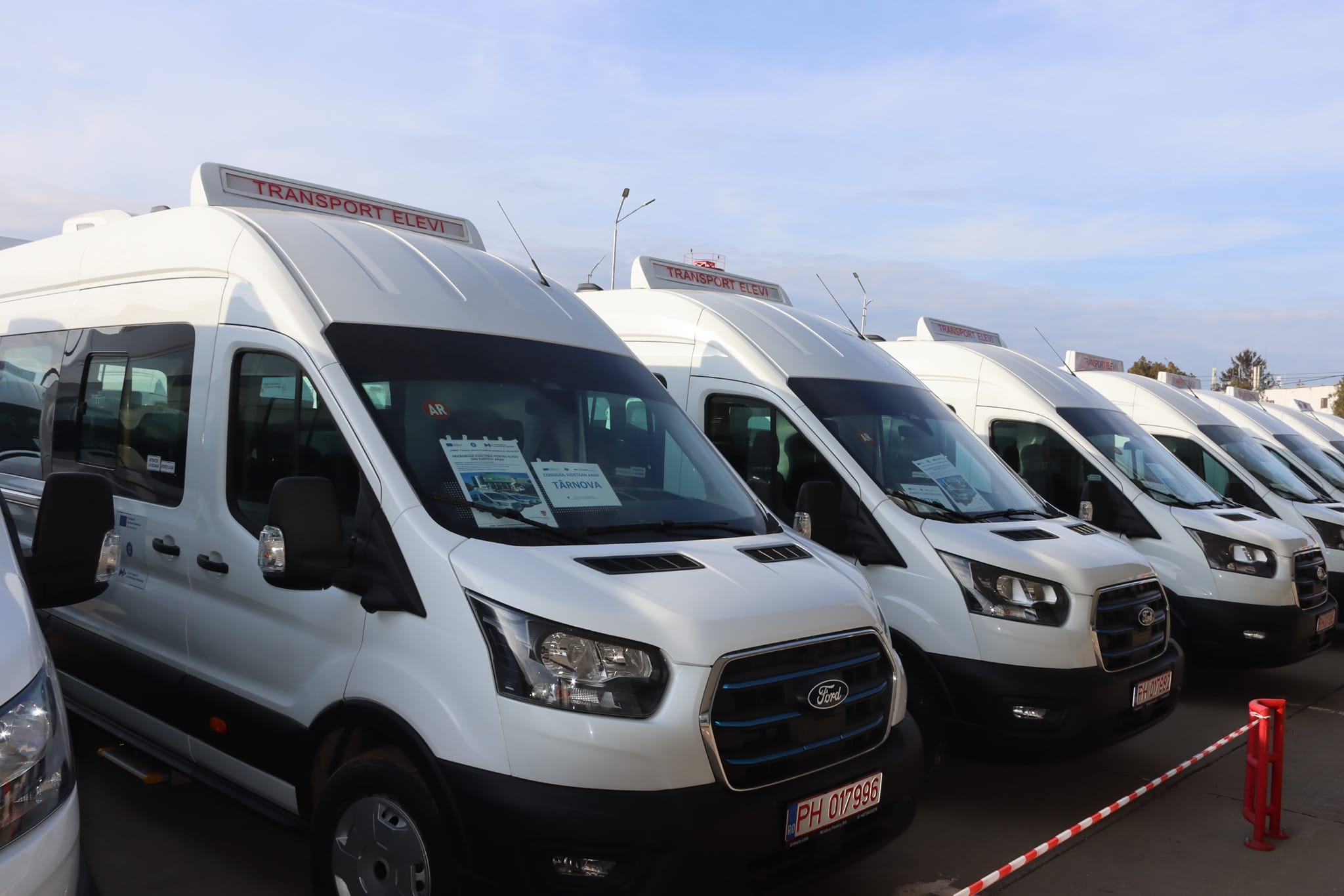 Cum îmbunătățește Consiliul Județean Arad transportul elevilor cu microbuze electrice?