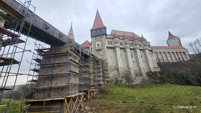 De ce Castelul Corvinilor se va închide o săptămână pentru reparații nocturne?