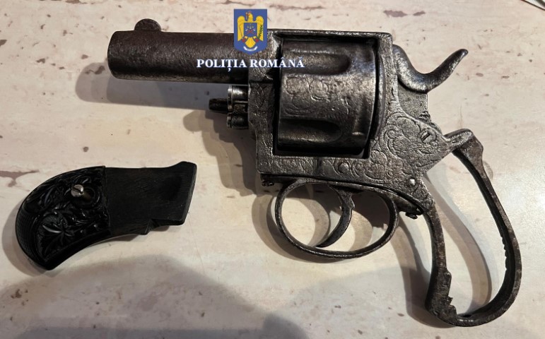 De ce două persoane din comuna Romos dețin arme ilegal?