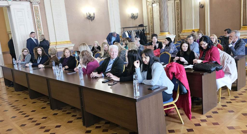 Ce înseamnă instaurarea „ambasadorilor excelenței” în Arad?