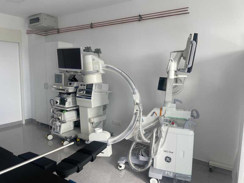 Ce procedură minim invazivă introduce Spitalul Județean Arad pentru afecțiuni biliare?