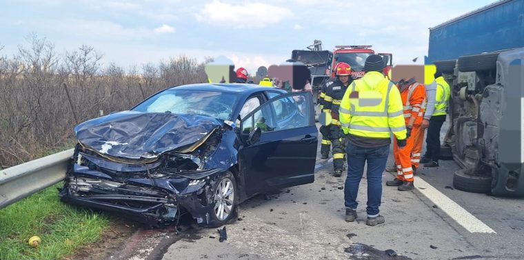 Ce s-a întâmplat pe autostrada din Argeș cu o mașină răsturnată?