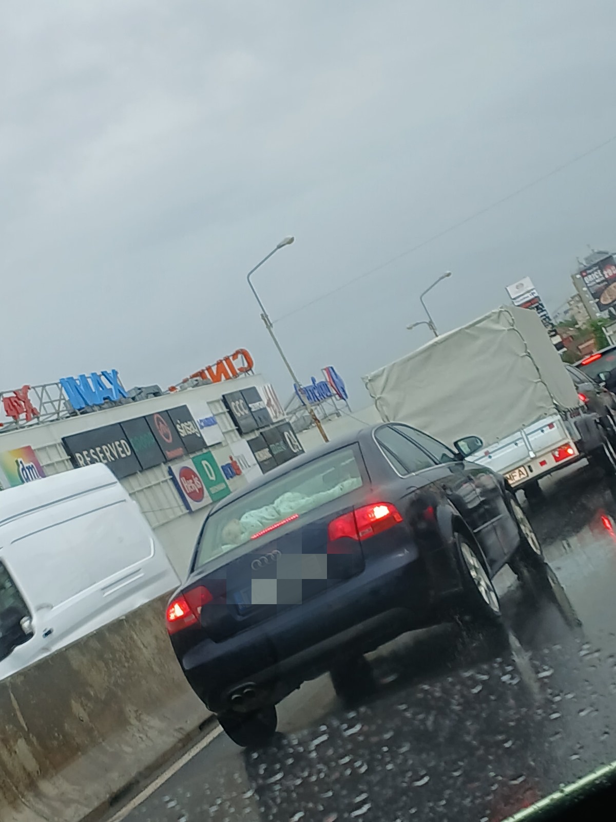 Cum a ajuns un copil să fie transportat sub luneta mașinii în Timișoara?