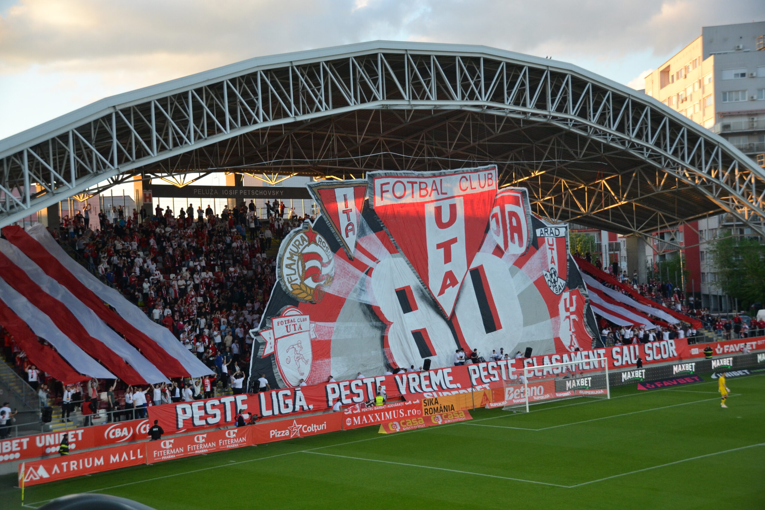 Cum au celebrat suporterii UTA 80 de ani de istorie printr-o coregrafie uimitoare?