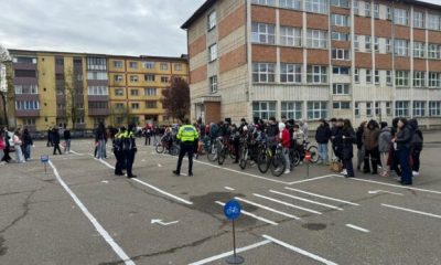 Cum învață elevii despre siguranța rutieră direct de la polițiști?  - Stiri Resita