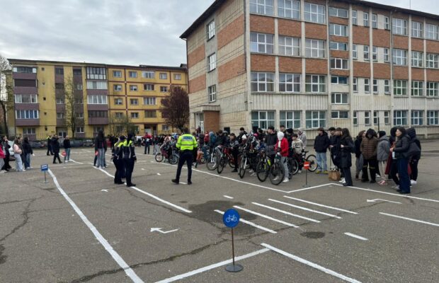 Cum învață elevii despre siguranța rutieră direct de la polițiști?  - Stiri Resita