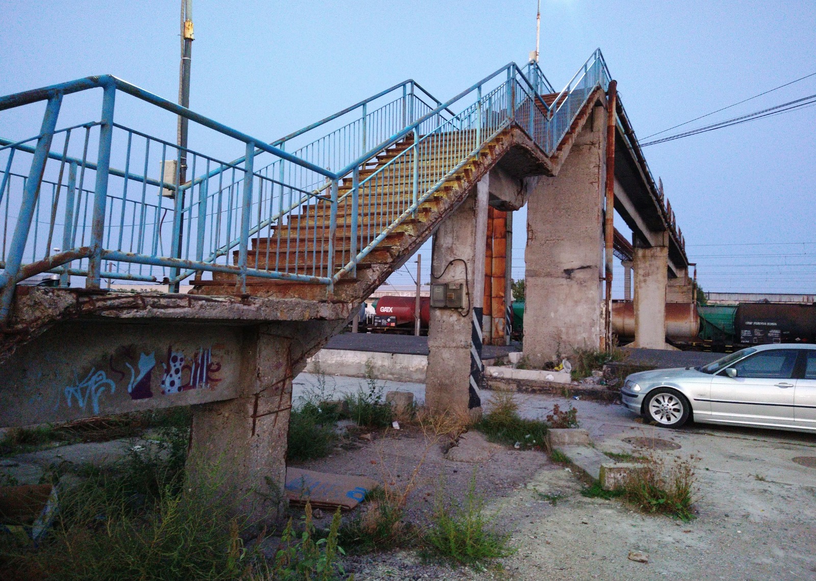 De ce CFR demolează pasarela pietonală din stația Aradul Nou?