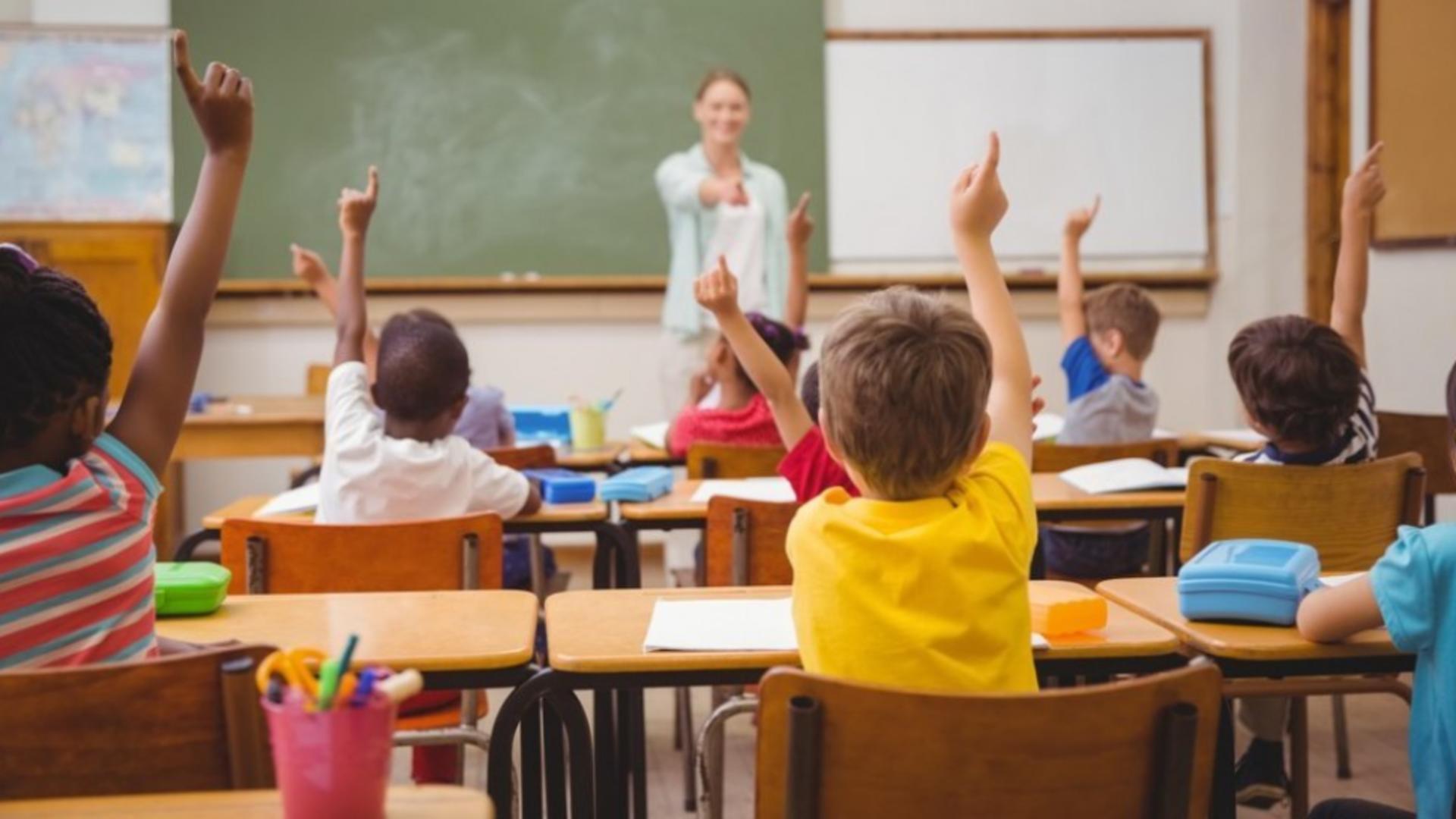 Mâine începe școala pentru doar trei zile! Ești pregătit?