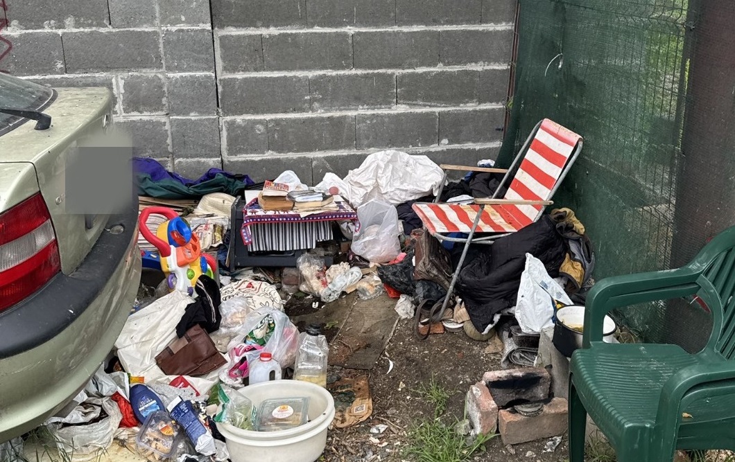 Ce a dus la transformarea unei mașini abandonate în locuință insalubră la Tricoul Roșu?