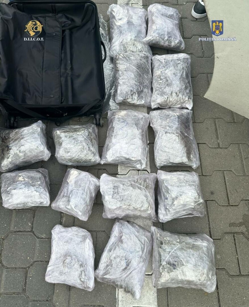 Ce au găsit polițiștii din Hunedoara în bagajul unui bărbat cu cafea? FOTO
