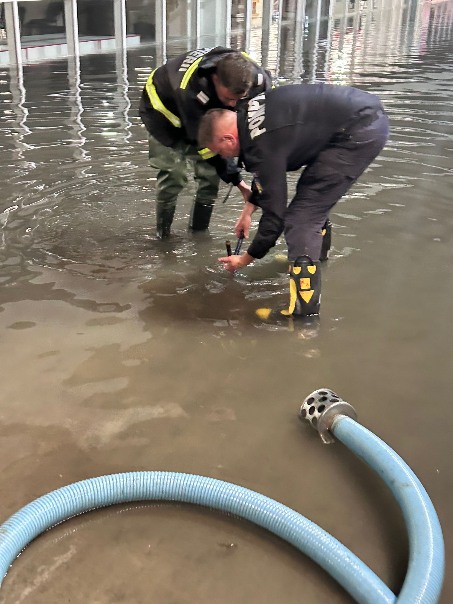 Ce daune a cauzat ploia pe străzile din Arad și la FanShopul UTA? (foto)
