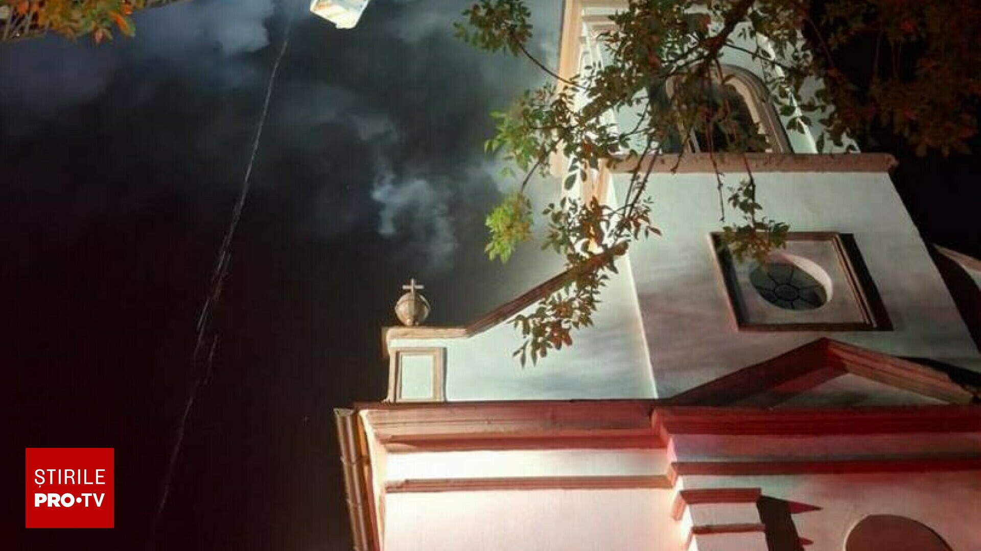 Ce s-a întâmplat cu o biserică din Arad care a fost lovită de trăsnet?