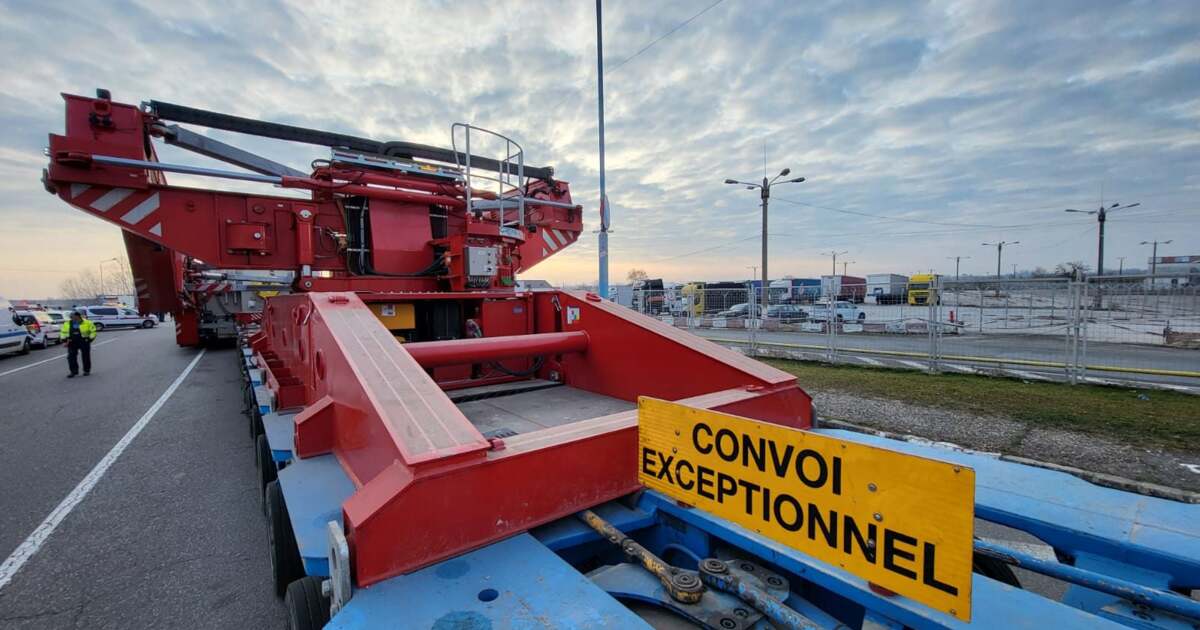 Ce transport uriaș a început să traverseze Aradul fără oprire?