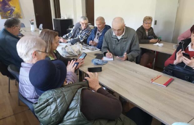 Cum îi ajută bibliotecarii reșițeni pe seniori să navigheze în lumea digitală?  - Stiri Resita