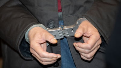 Este adevărat că un profesor din Hunedoara a fost arestat pentru violarea unei eleve de 16 ani?