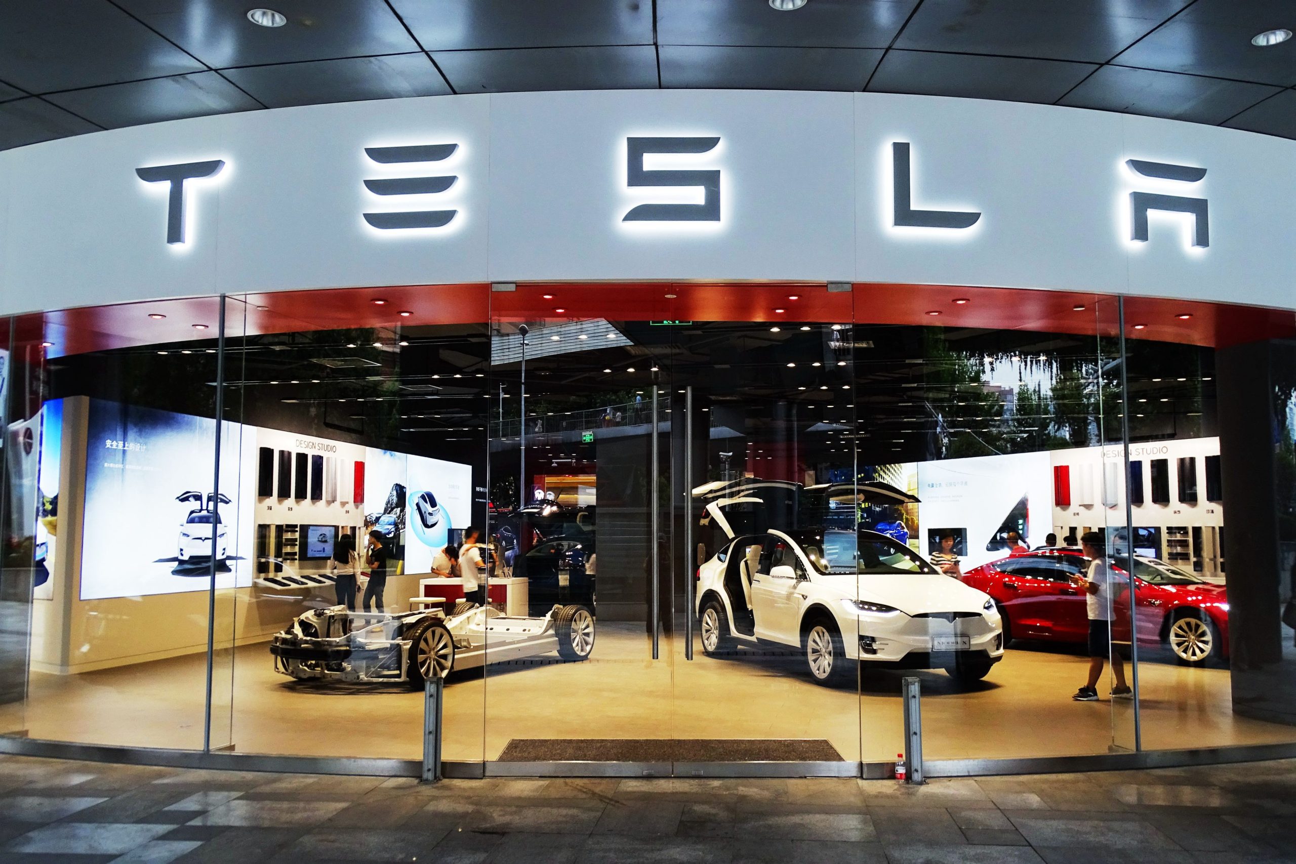 Poate deschiderea de showroom-uri în Timișoara și Cluj salva vânzările Tesla în Europa?