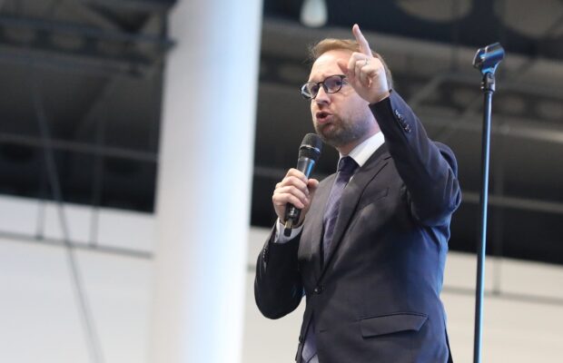 AUR își dorește o Românie condusă de hoți cu tricolorul în mână? De ce?  - Stiri Resita