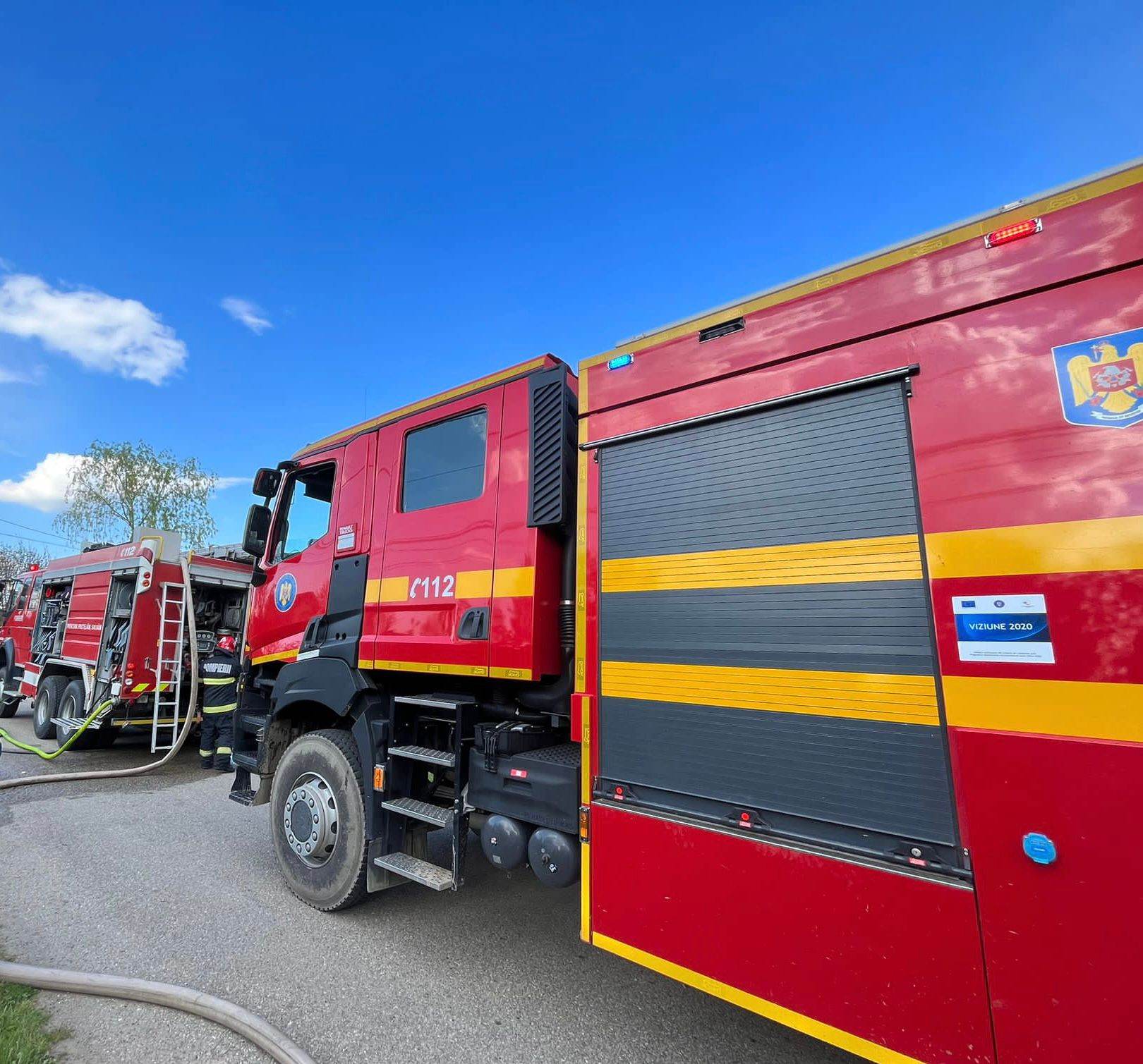 Ce a cauzat incendiul la anexă în Zimandul Nou? Pompierii din Arad și Curtici acționează!