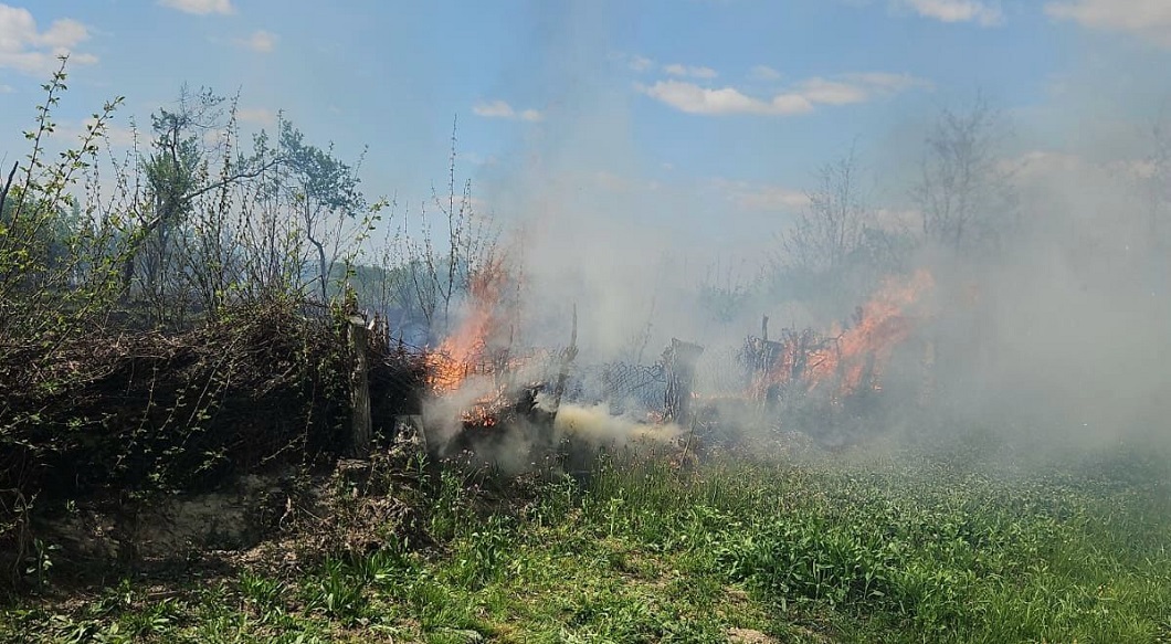 Ce a provocat incendiul care a mistuit un hectar de teren la Arad?