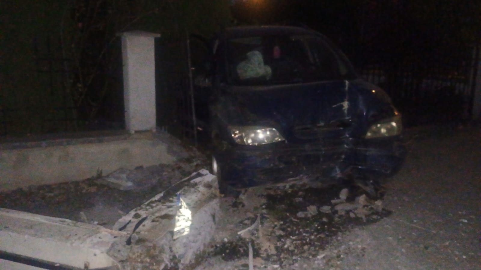 Ce s-a întâmplat pe Valea Ghinzii: o mașină a intrat în curtea unei gospodării?