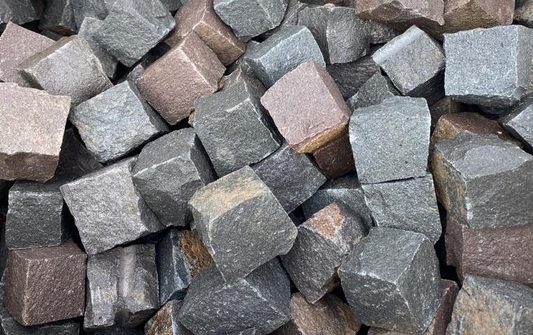 Ce se întâmplă cu pavajul din piatră cubică recuperat de pe strada Mociur?  - Stiri Resita