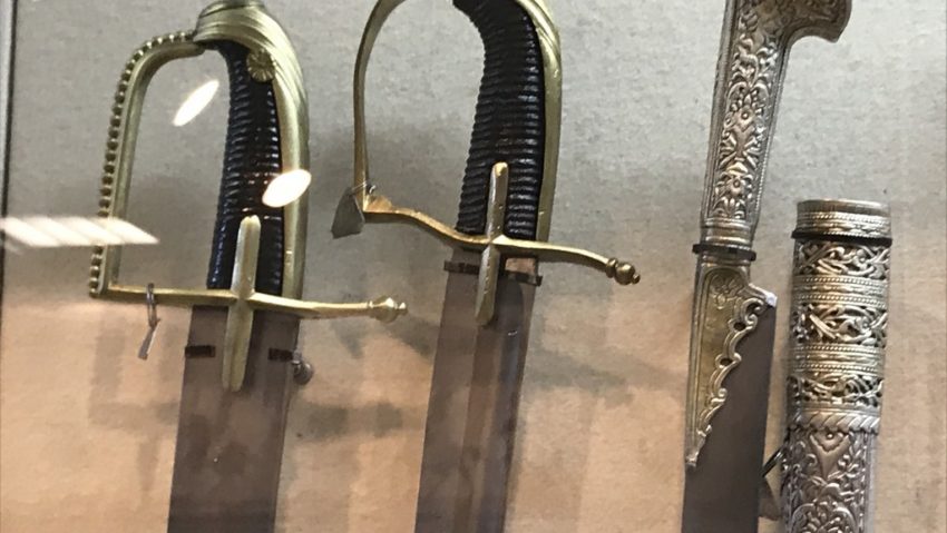 Ce surprize oferă expoziția interactivă de spade și săbii la UBB Reșița?  - Stiri Resita