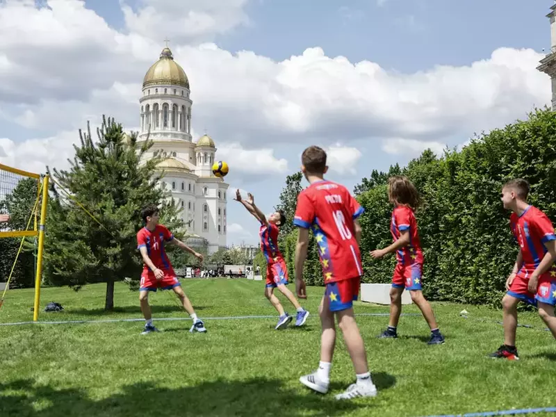 Cum a combinat Parlamentul antrenamentele cu vedete, arta și tehnica militară de Ziua Copilului?