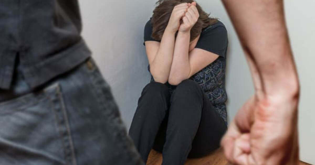 Cum a fost bătută o adolescentă din Arad de tatăl ei și cusută acasă?