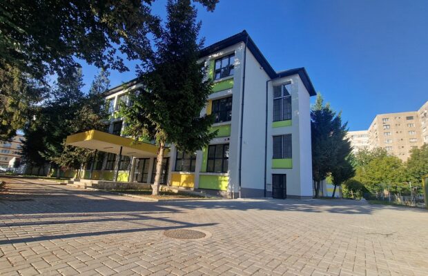 De ce este blocaj la Școala 8 din Reșița? Primăria dă vina pe constructor!  - Stiri Resita