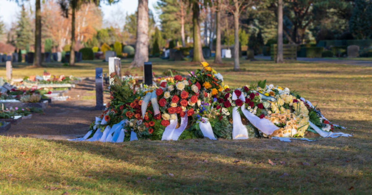 De ce lipsesc florile și coroanele în cimitirele din Arad?