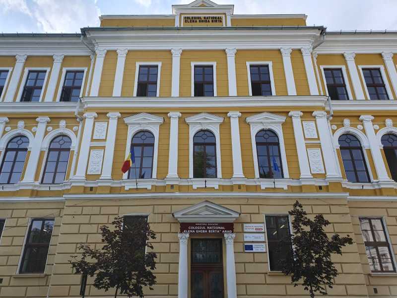 De ce sute de elevi din Arad nu pot folosi curtea școlii din cauza unei gropi?