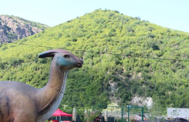 Ești pregătit pentru o aventură preistorică la Dino Park Mehadia?  - Stiri Resita
