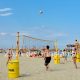 „Cum sunt meciurile de volei pe plajă mixt la Mamaia în soare și nisip fierbinte?“