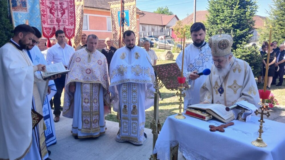 Ce simbolizează sfințirea unei biserici de către Arhiepiscopul Timotei în Arad?