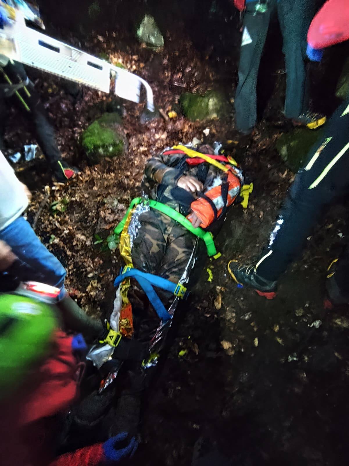 Cum a fost salvată victima dintr-o râpă adâncă? Află povestea!