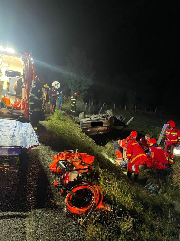 Ce s-a întâmplat pe DN 1? Doi răniți grav și o mașină distrusă într-un accident.