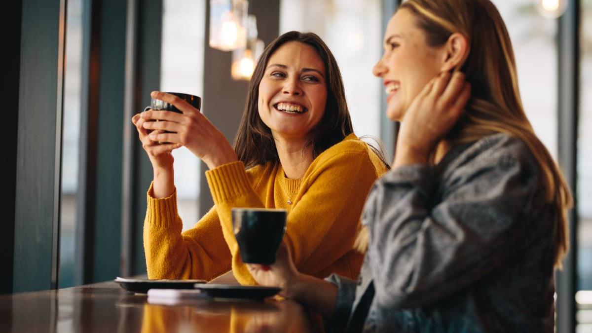 femei care beau cafea