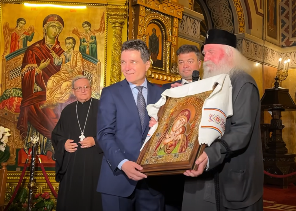 Ce simbolism ascunde darul oferit de Mitropolitul Ioan lui Nicușor Dan?