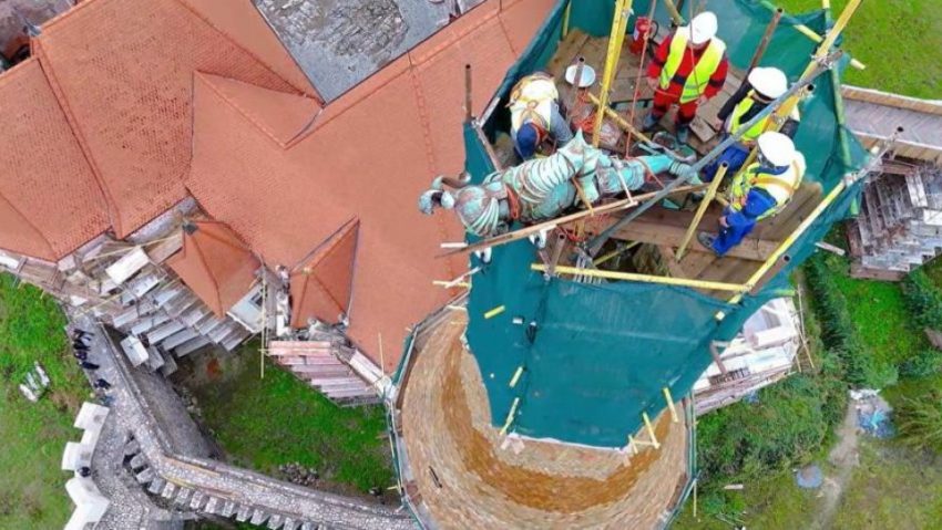Va fi restaurată statuia lui Iancu de Hunedoara de la Castelul Corvinilor cu fonduri europene?