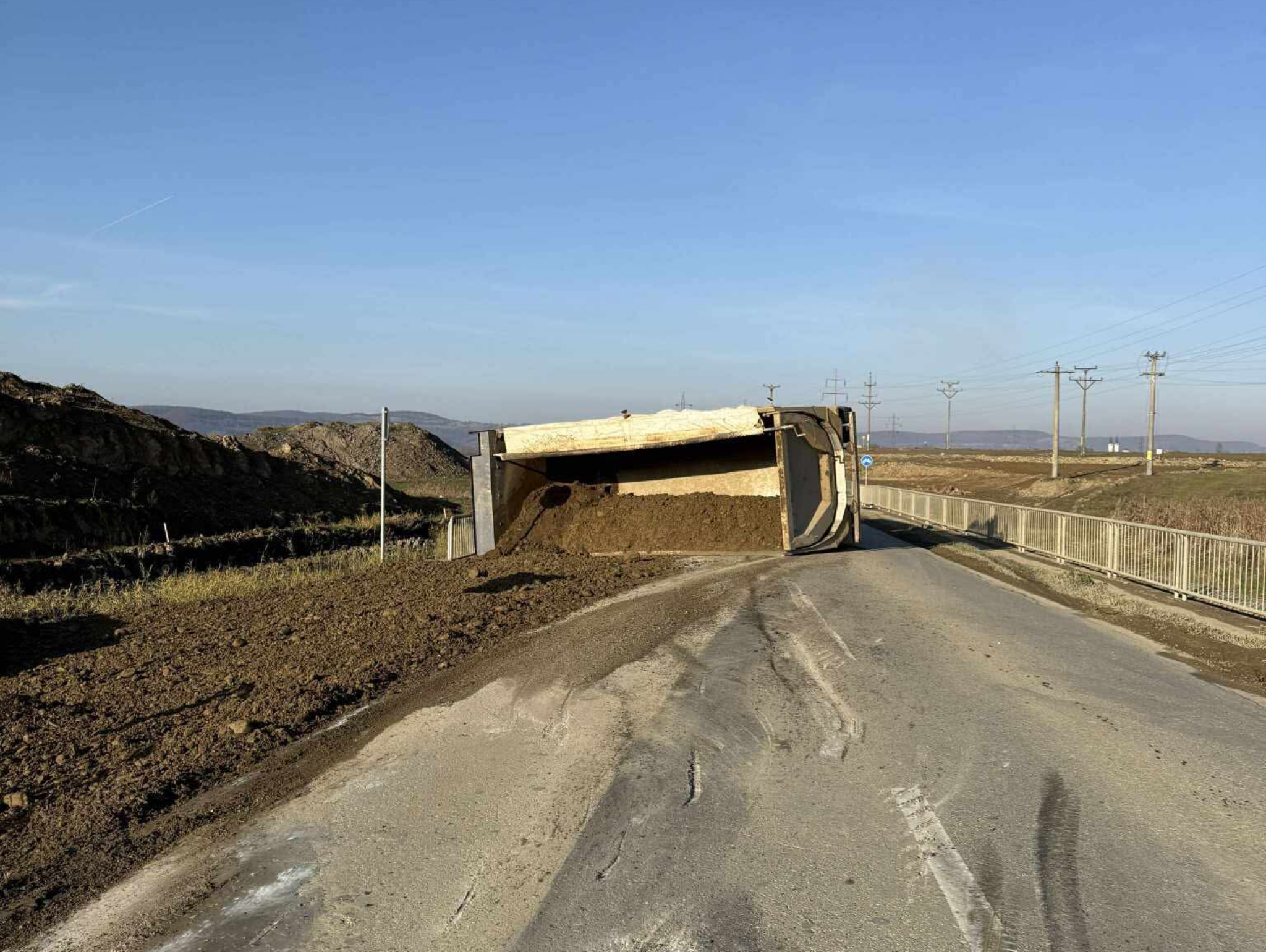 Ce s-a întâmplat cu autobasculanta răsturnată? FOTO UPDATE!