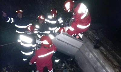 Ce s-a întâmplat cu o mașină răsturnată într-un canal de 10 metri în Slatina?