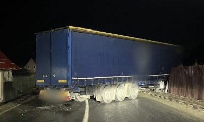 Ce s-a întâmplat în Scoreiu: Un tir a distrus gardul unei case?