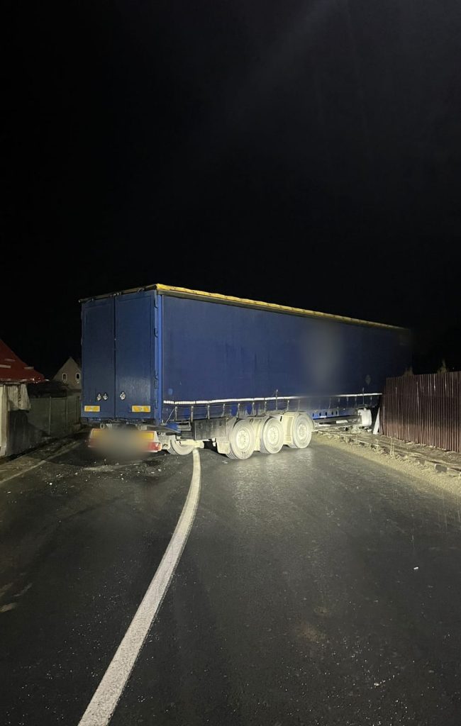 Ce s-a întâmplat în Scoreiu: Un tir a distrus gardul unei case?