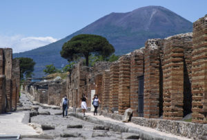 Ce se ascunde în expoziția despre tragedia orașului Pompei de la Timișoara?