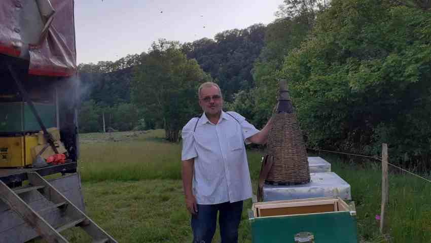 Cum reușește Nicolae Brumariu, pompier-apicultor din Reșița, să trăiască în armonie cu natura?  - Stiri Resita