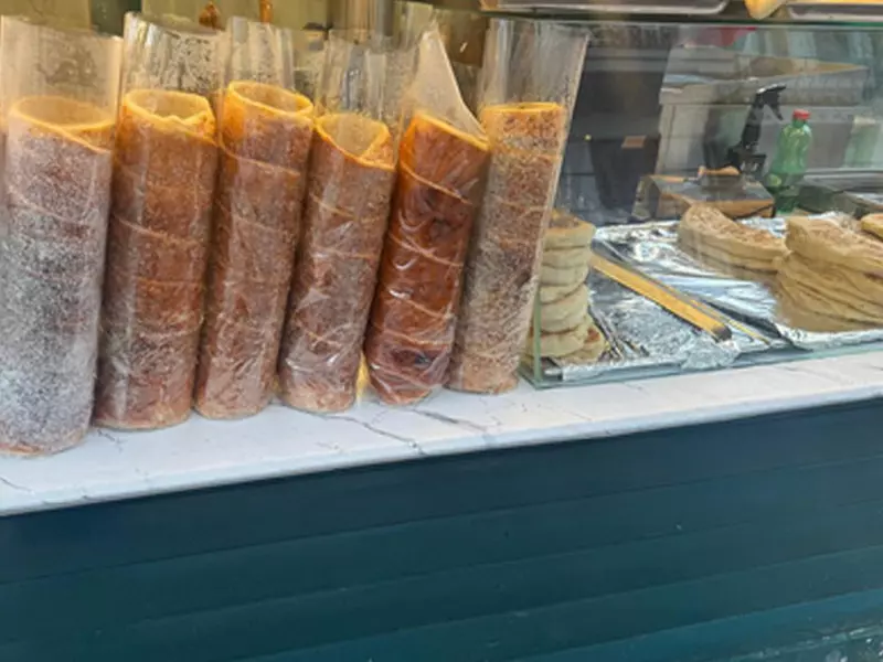 Care este prețul unei felii de pâine cu untură și ceapă la Târgul de Crăciun din Timișoara?