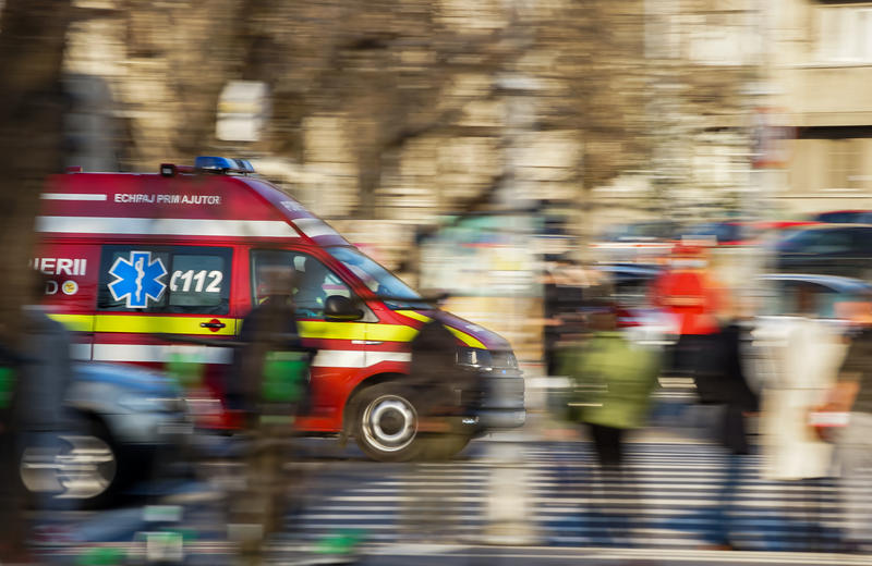 Ce accident neobișnuit a avut loc în București între un șofer și ambulanțe?